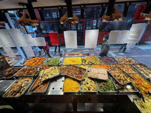 位于灣仔軒尼詩道的“老板娘家常飯”月前推出的兩餸飯放題優(yōu)惠，成功引起全城關(guān)注