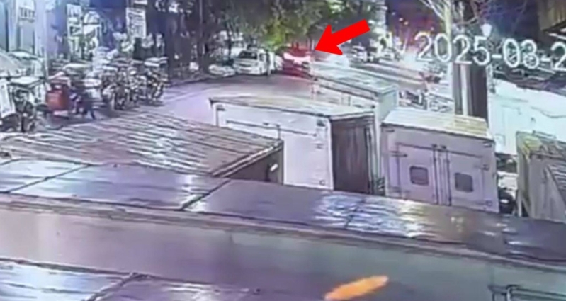 菲律賓“鋼鐵大王”郭從愿乘坐的七人車（箭咀示）被棄置街頭的影片曝光。X@_jamesJA