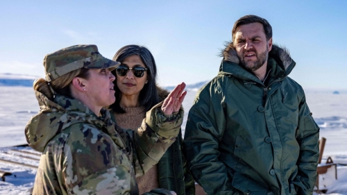 邁耶斯（Susannah Meyers，左）向萬斯夫婦介紹皮圖菲克太空基地。 美聯(lián)社