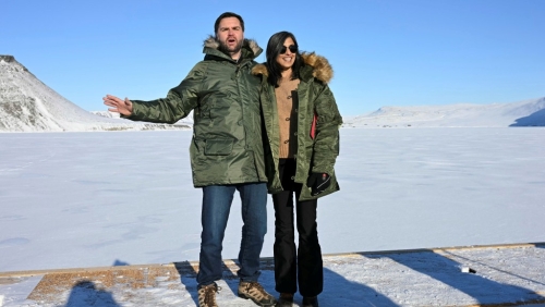 萬斯與妻子烏莎訪問格陵蘭期間在戶外合照。 美聯(lián)社