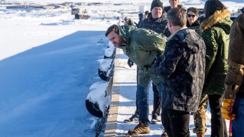 萬斯視察位于格陵蘭的美軍皮圖菲克太空基地并發(fā)表演說。 美聯(lián)社
