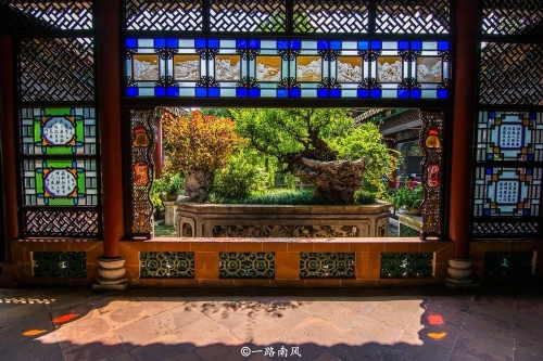 佛山一日游好去處2025｜2. 清暉園 園林建造使用鏤空木雕花板、磚雕、彩色玻璃等裝飾工藝。