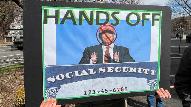 示威者抗議特朗普削減社會(huì)安全局的開(kāi)支。