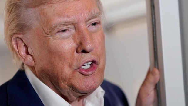 特朗普“國(guó)王”忙打小白球赴晚宴 特朗普“國(guó)王”忙打小白球赴晚宴