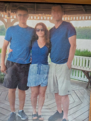 卡薩普（左一）和母親及繼父合照?？ㄋ_普家人圖片