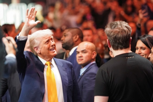 特朗普去年曾奇跡逃過(guò)爆頭暗殺危機(jī)。路透社