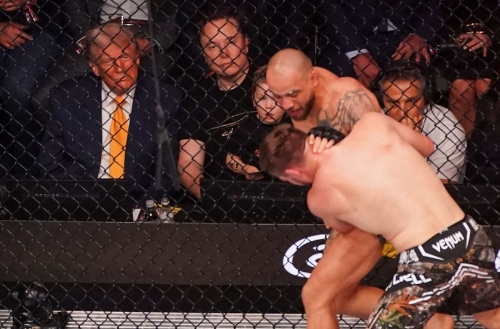 特朗普（左）與馬斯克觀看MMA比賽。路透社