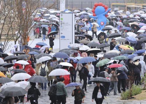 大阪世博首日涌入逾14萬人。美聯(lián)社