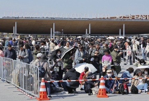 大阪世博會(huì)場(chǎng)東入口擠滿等候進(jìn)場(chǎng)的排隊(duì)人龍。美聯(lián)社