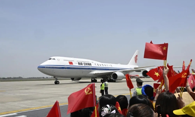 習(xí)近平專機(jī)抵達(dá)河內(nèi)。 新華社