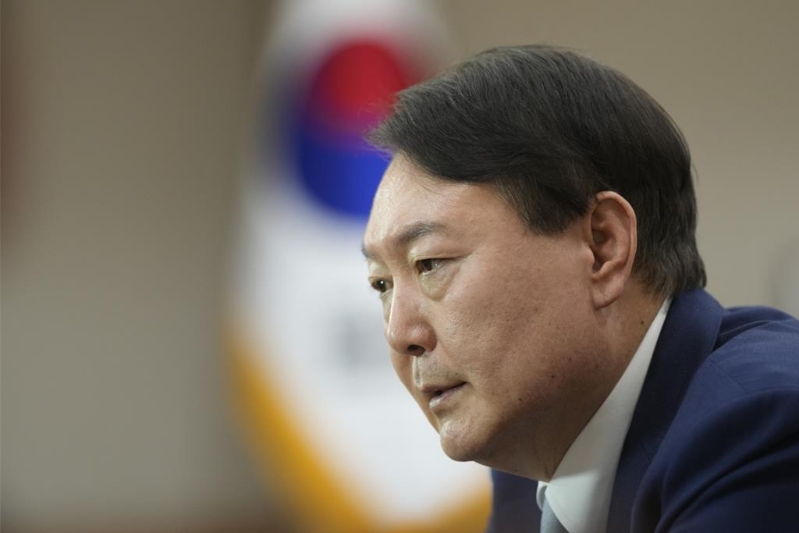 韓國前總統(tǒng)尹錫悅涉嫌發(fā)動內(nèi)亂案的刑事審判首場庭審，于首爾時間14日上午10時舉行。美聯(lián)社