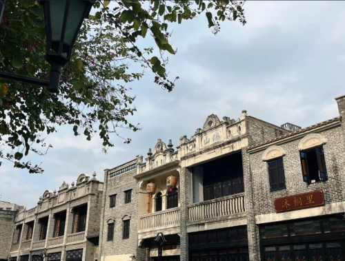 佛山好去處2025｜3. 嶺南天地 青磚屋、石板街、雕花屋檐、騎樓等珍貴歷史建筑。（圖：小紅書@小辣椒出去玩吖）