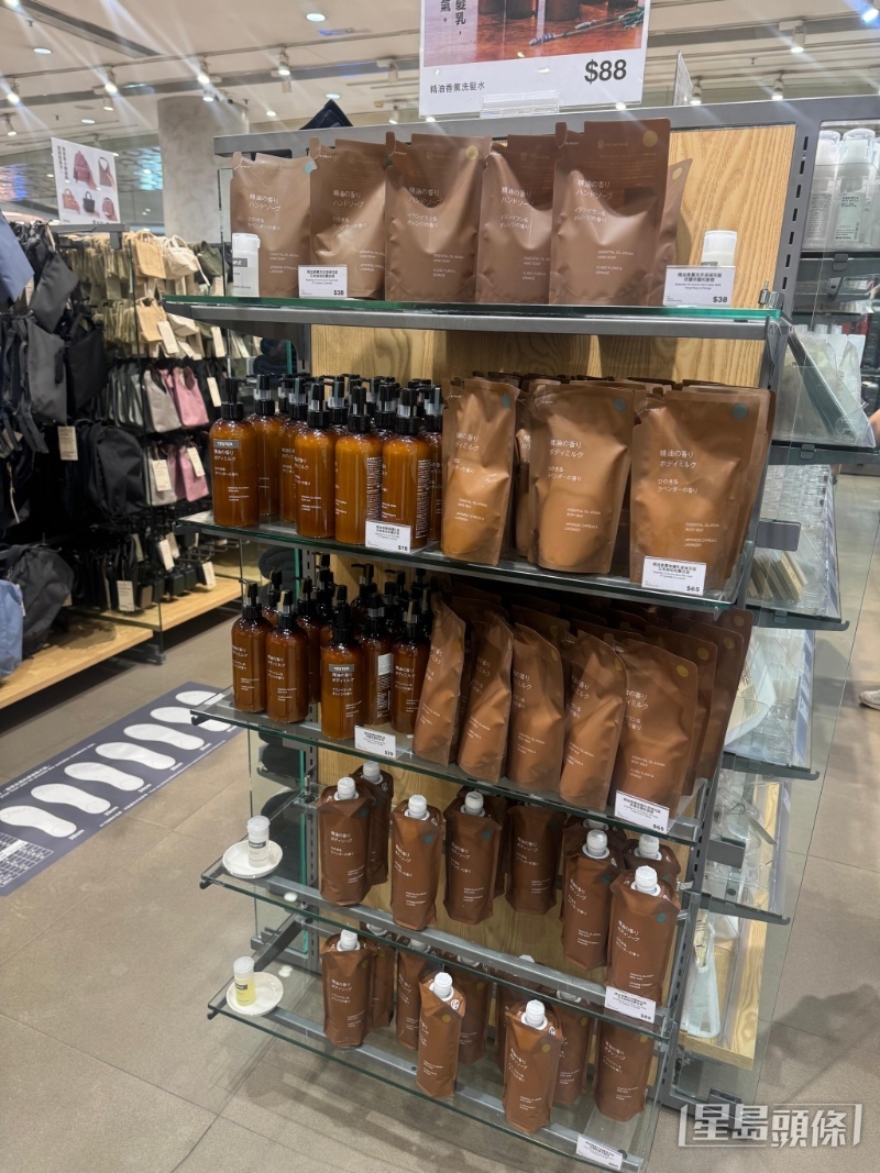 油香熏系列共有6款產(chǎn)品，包括沐浴露、洗手液、洗發(fā)水、護(hù)發(fā)素、潤(rùn)手霜以及身體乳液