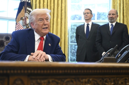 訴訟指指特朗普超越他的總統(tǒng)權(quán)限。美聯(lián)社