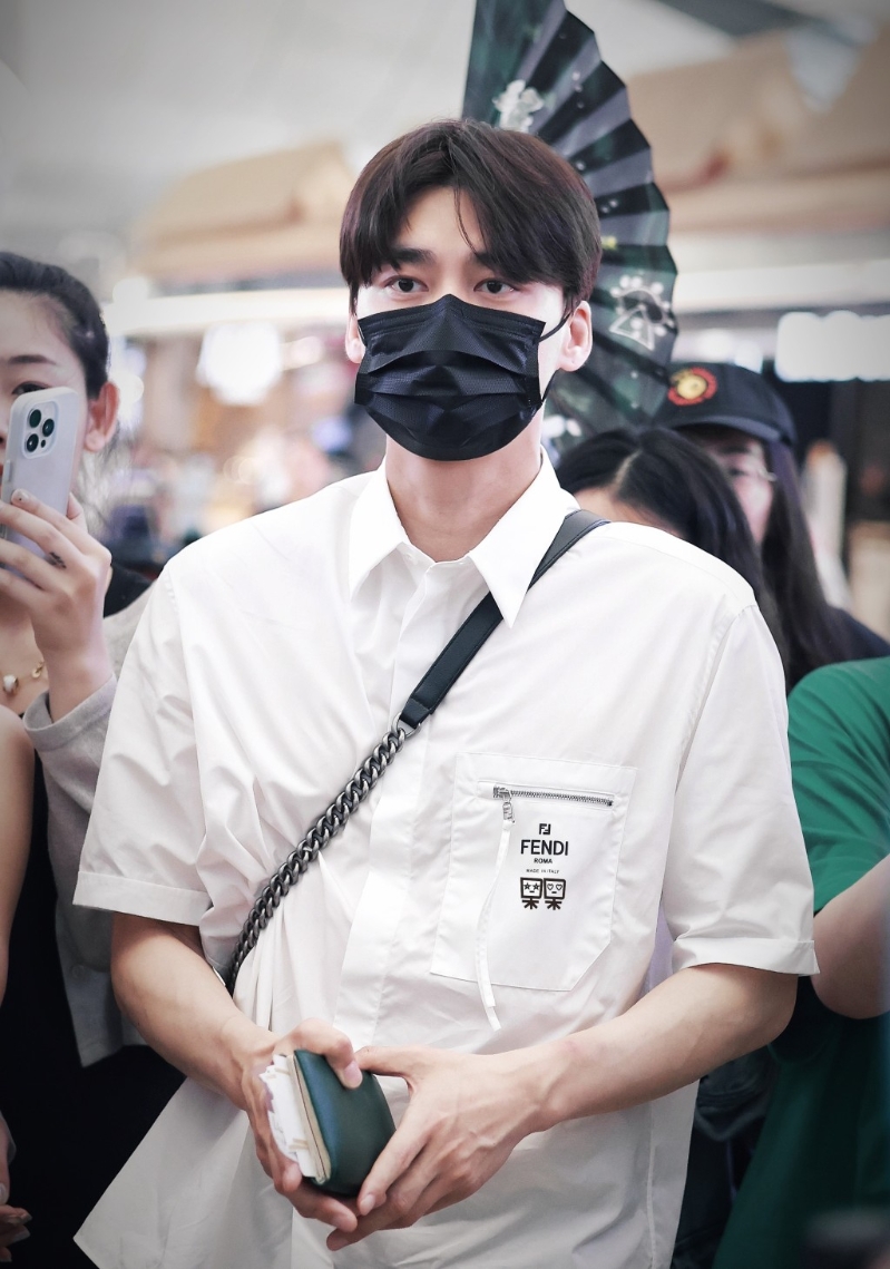 李易峰抵達泰國機場時有大批粉絲接機。微博@啊蠻蠻啊