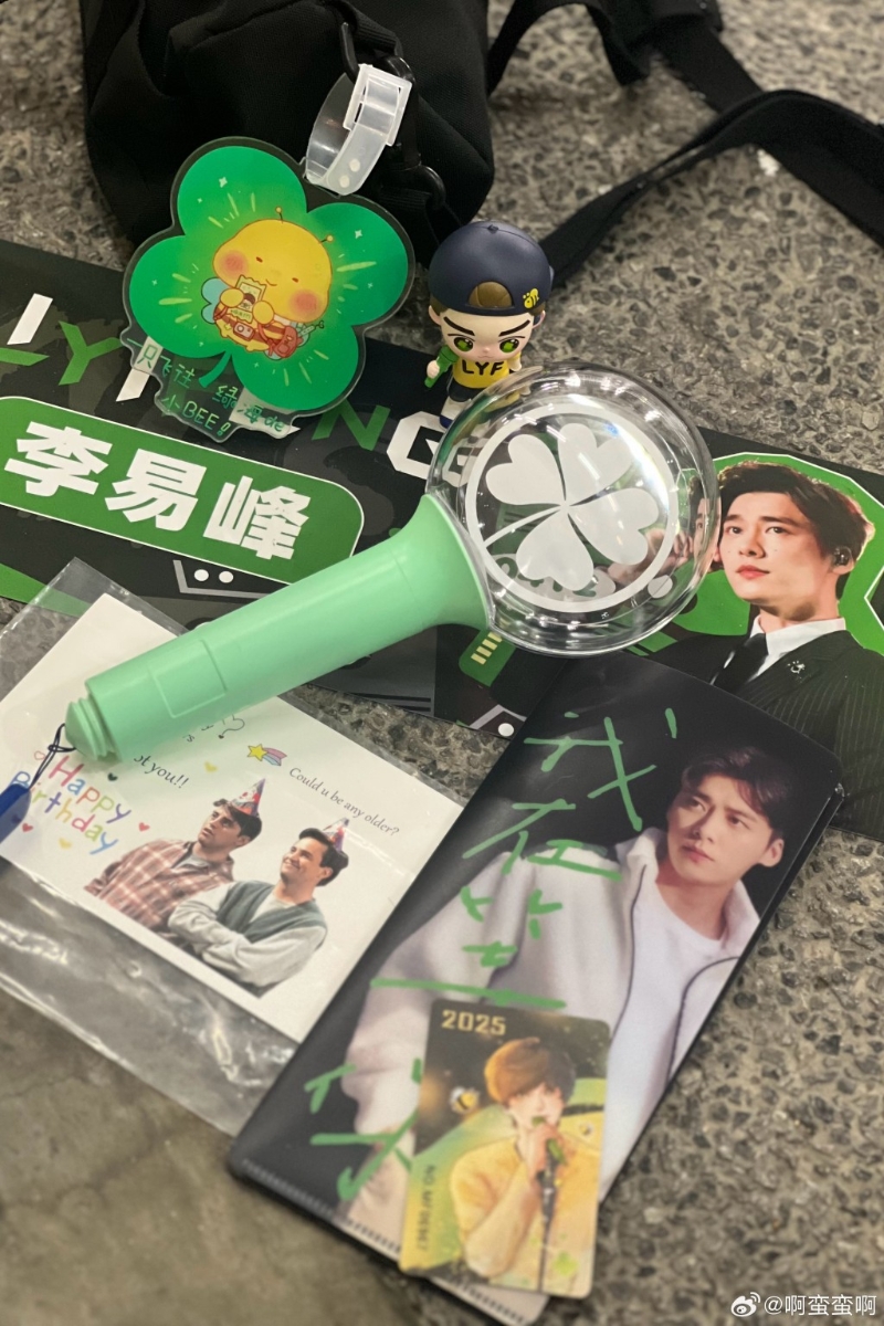 李易峰粉絲自組應援團。微博@啊蠻蠻啊