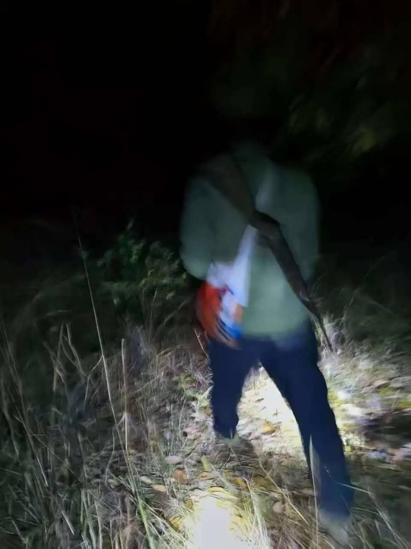 宋國磊貼出一名神秘人揹槍的照片。