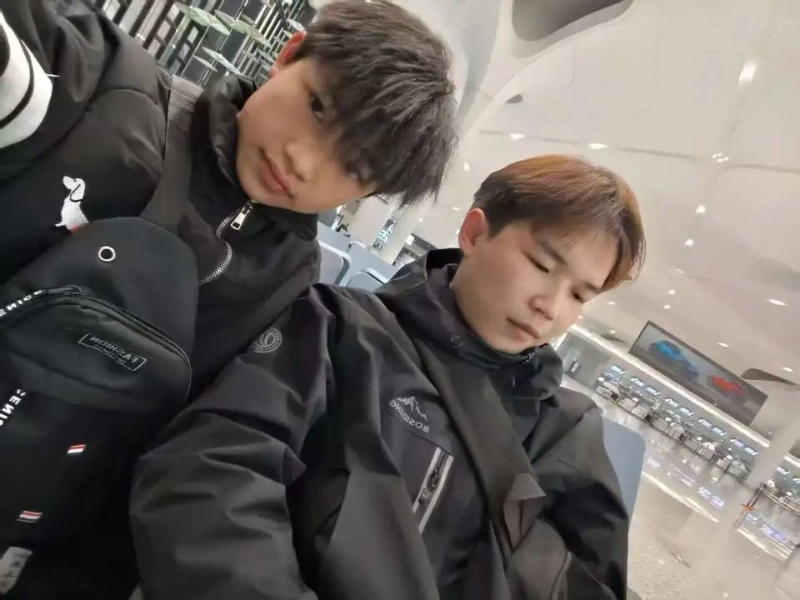 宋國磊與堂兄在候機時的合照。