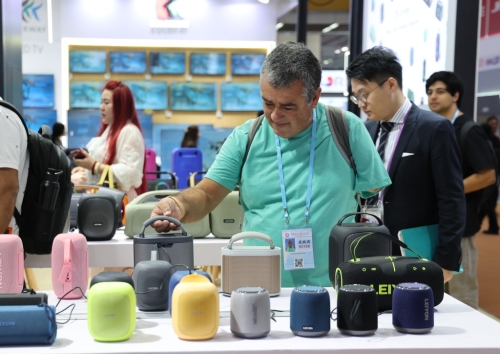 大量外國客戶參加廣交會，采購合適產(chǎn)品。新華社