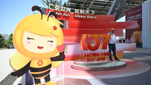 據(jù)公開的檔案文件顯示，廣交會的創(chuàng)辦成功突破西方封鎖。新華社