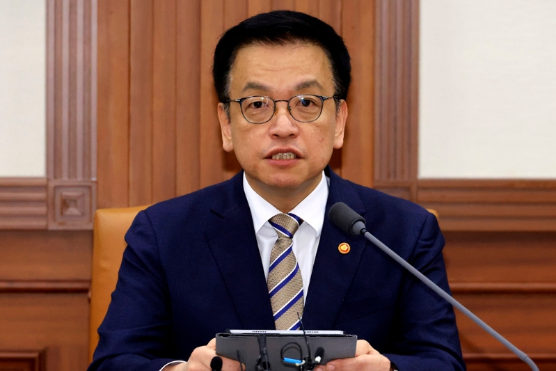 韓國副總理兼財(cái)部長崔相穆。 美聯(lián)社