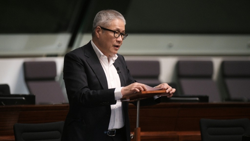 管浩鳴指有市民向他反映質(zhì)疑只向長者和弱勢社群開刀。 陳浩元攝.jpg