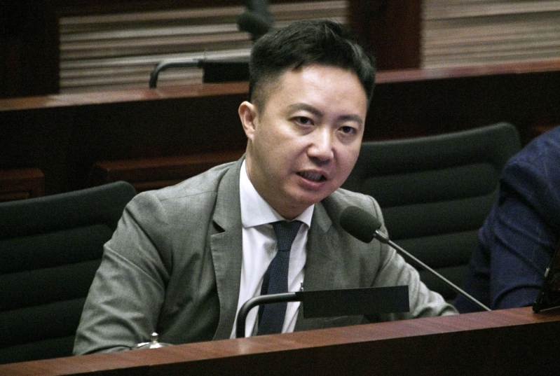 李梓敬質(zhì)疑只有基層和中產(chǎn)獨渡時艱。 資料圖片