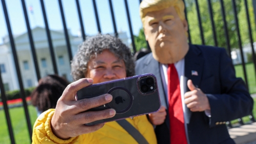 美國(guó)華府白宮圍墻外本月9日有表演工作者模仿特朗普，吸引游客合照。