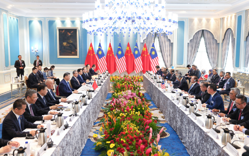 4月16日下午，國家主席習近平同馬來西亞總理安瓦爾在布特拉加亞總理官邸舉行會談。