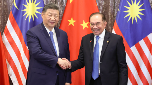 4月16日下午，國家主席習近平同馬來西亞總理安瓦爾在布特拉加亞總理官邸舉行會談。會談后，兩國領導人共同見證中馬雙方交換雙邊合作文本。這是習近平同安瓦爾握手。