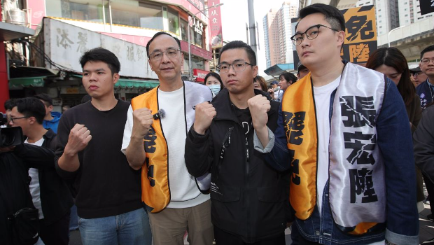 國民黨主席朱立倫（右三）17日赴板橋為罷免民進黨“立委”張宏陸的團體打氣