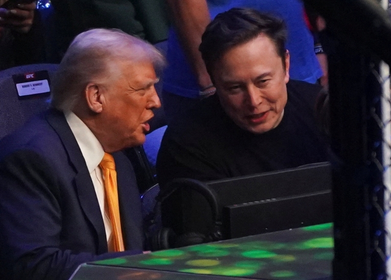 美國總統(tǒng)川普和他的億萬富翁左右手馬斯克13日在美國佛州邁阿密卡西亞中心（Kaseya Center）觀賞 「UFC 314」賽事。（路透）