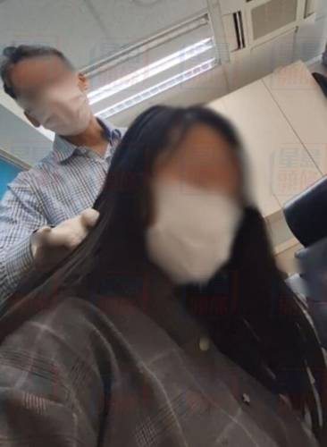 該醫(yī)生診癥“中西合璧”，把脈及按壓頸部后稱記者“骨火重”。