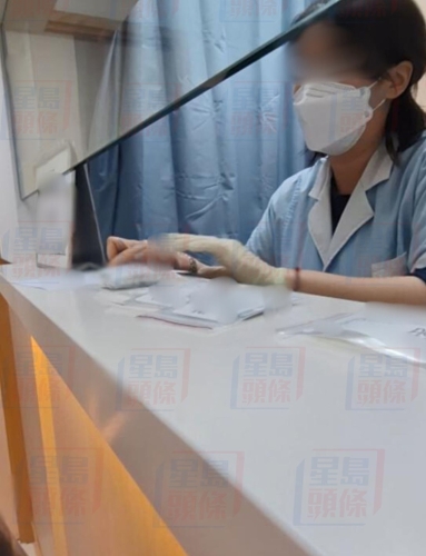 診所助理向記者講解藥物