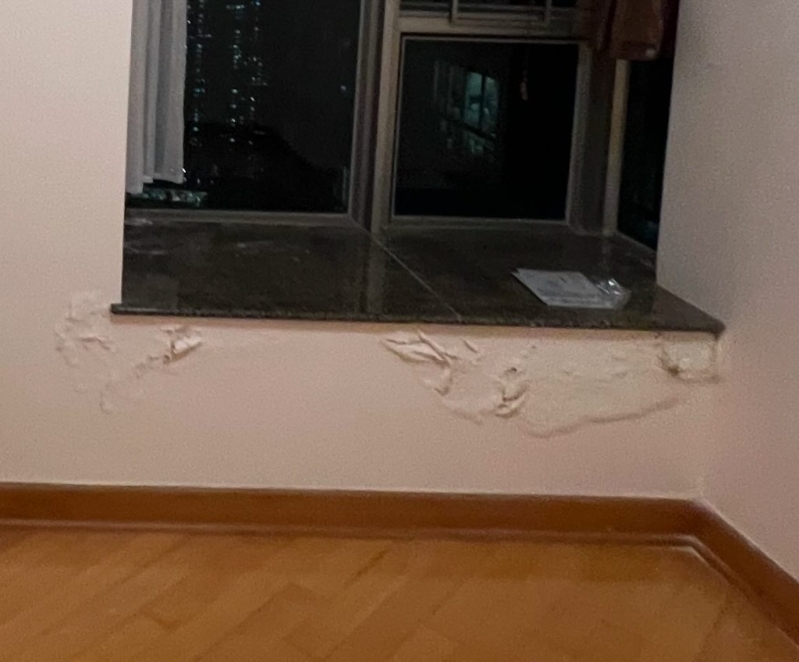 單位主人房窗臺滲水情況。