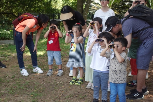 由綠匯學(xué)苑環(huán)境教育導(dǎo)師帶領(lǐng)，欣賞隱藏于社區(qū)中的生態(tài)。（圖片來源：綠匯學(xué)苑）