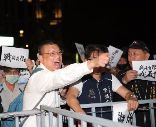 檢調(diào)偵辦罷免死亡連署案，國民黨支持者17日晚間聚集在北檢外，高喊口號抗議。