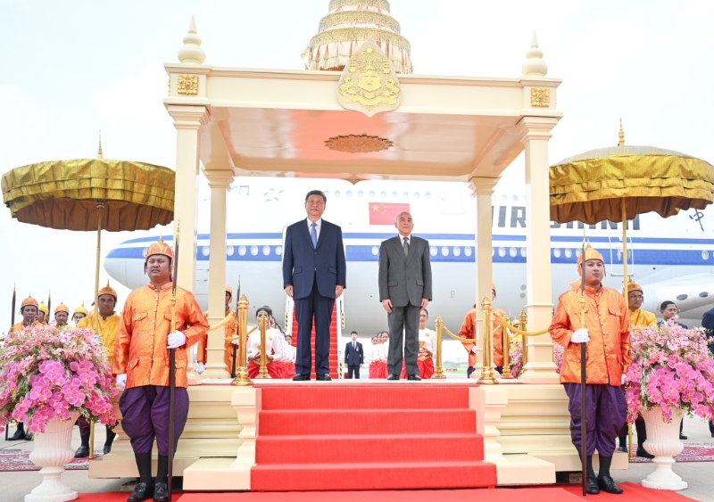 柬埔寨國王西哈莫尼親到機場迎接習(xí)近平。  新華社.jpg