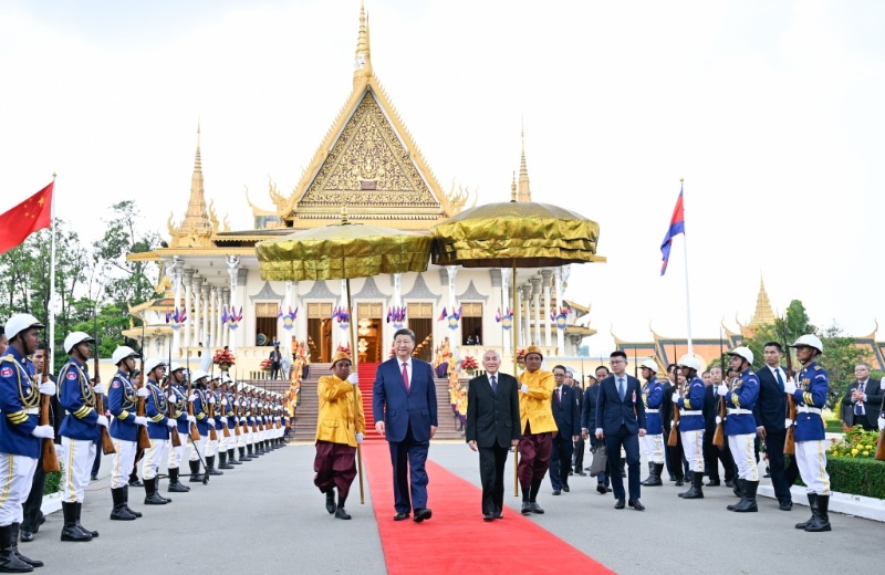 柬埔寨國王西哈莫尼親到機場迎接習(xí)近平。   新華社