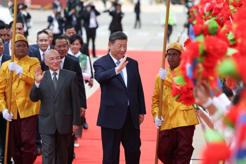 柬埔寨國王西哈莫尼親到機場迎接習(xí)近平。新華社