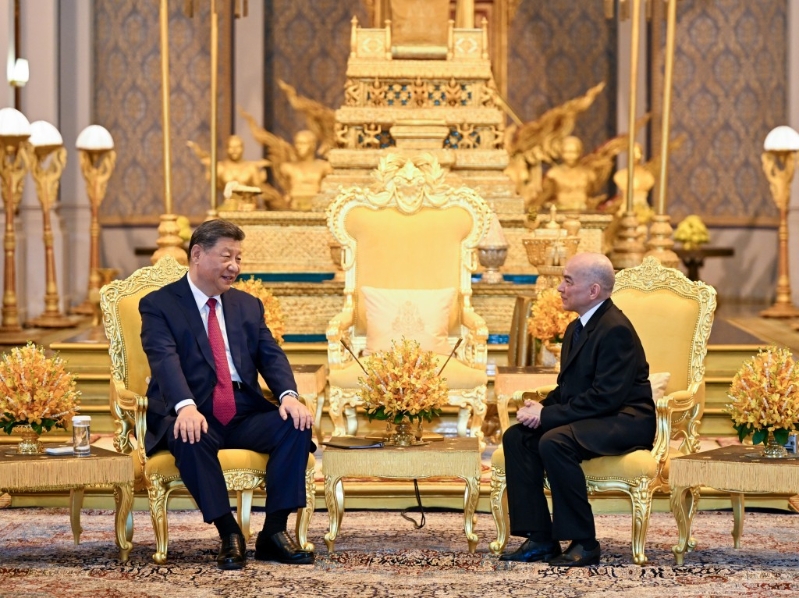 柬埔寨國王西哈莫尼同中國國家主席習(xí)近平在金邊王宮舉行會見。新華社