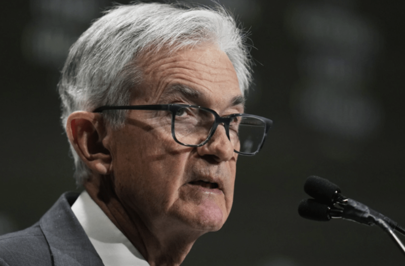 美國(guó)聯(lián)儲(chǔ)局主席鮑威爾周三（16日）出席芝加哥經(jīng)濟(jì)俱樂(lè)部時(shí)表示，特朗普政府公布的關(guān)稅上調(diào)幅度遠(yuǎn)超預(yù)期，恐令經(jīng)濟(jì)放緩、失業(yè)率上升、通脹加劇。 美聯(lián)社