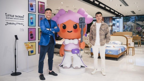 淘寶家具實(shí)體店P(guān)apaHome落戶香港，共同創(chuàng)辦人兼行政總裁黃達(dá)豪（右）及淘寶天貓港澳事業(yè)部負(fù)責(zé)人陳子堅(jiān)（左）喜見門市開業(yè)近兩個(gè)月取得亮麗成績。