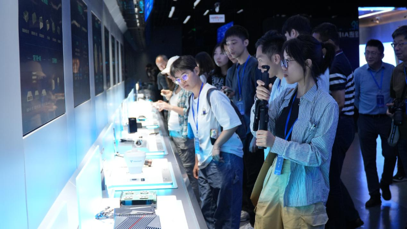 媒體團參觀深圳云天勵飛技術(shù)股份有限公司