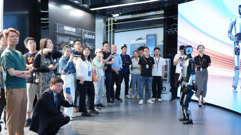 “同心筑夢·共謀發(fā)展”粵港澳媒體灣區(qū)行第三場聯(lián)合采訪媒體團來到了優(yōu)必選科技股份有限公司