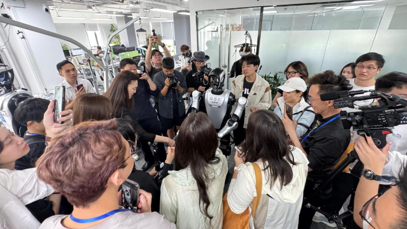 “同心筑夢·共謀發(fā)展”粵港澳媒體灣區(qū)行第三場聯(lián)合采訪媒體團來到了樂聚（深圳）機器人技術(shù)有限公司，近距離接觸人形機器人