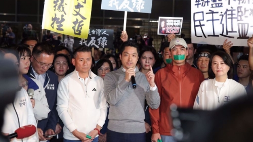 檢調(diào)偵辦罷免死亡連署案，國(guó)民黨支持者17日晚間聚集在北檢外，臺(tái)北市長(zhǎng)蔣萬(wàn)安（中）到場(chǎng)聲援，并拋出個(gè)人支持倒閣。