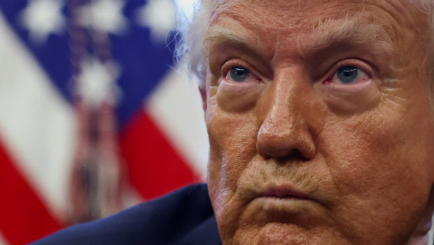 美國(guó)總統(tǒng)特朗普17日在白宮橢圓形辦公室簽署行政命令時(shí)的神情。