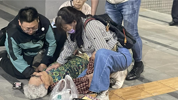 黃晃枝無(wú)保請(qǐng)回，步出地檢就昏厥倒地