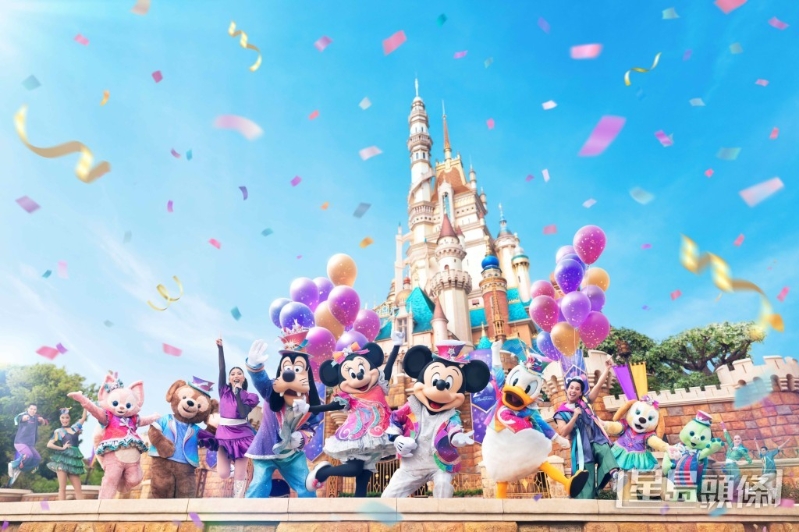 震撼的舞臺設計包括大型 LED 屏幕、巨型氣球和色彩繽紛的旗幟